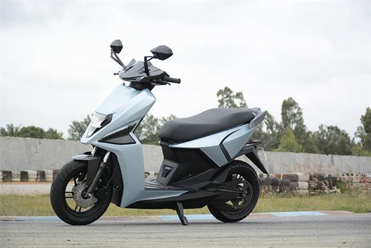 Simple one electric scooter with 300km Range