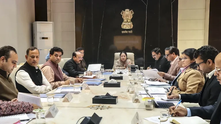 Delhi Pollution | కాలుష్యంపై ఢిల్లీ సర్కార్ ‘బ్లూప్రింట్’: 14 వేల బస్సులు, ఈవీ పాలసీ 2.0తో సరికొత్త ప్రణాళిక!